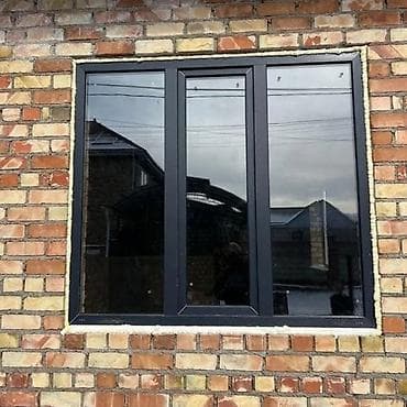 Окно из ПВХ с темно-серым/антрацитовым профилем. Трехстворчатая at lalafo.kg Окно из ПВХ с темно-серым/антрацитовым профилем. Трехстворчатая