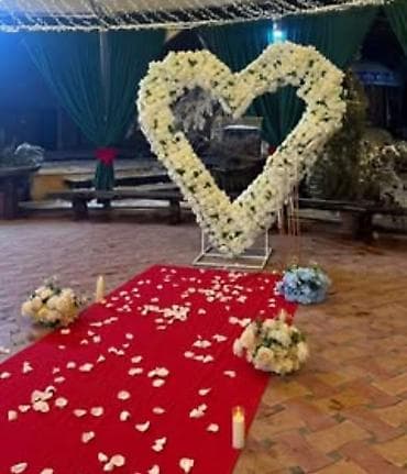 Бонбоньерки: Каркасная арка-сердце с отделкой из искусственных белых цветов. - at lalafo.kg — 1 Бонбоньерки: Каркасная арка-сердце с отделкой из искусственных белых цветов. - — 1