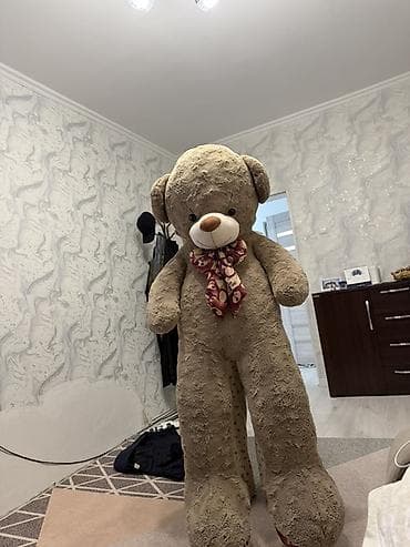 Большой плюшевый медведь - Размер: гигантский, рост примерно под at lalafo.kg Большой плюшевый медведь - Размер: гигантский, рост примерно под