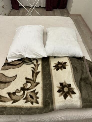 Комплект для спальни: две белые подушки и тёплый плед. - Подушки at lalafo.kg Комплект для спальни: две белые подушки и тёплый плед. - Подушки