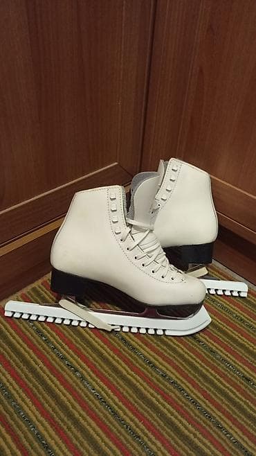 Белые фигурные коньки классического типа. - Материал верха: гладкая at lalafo.kg Белые фигурные коньки классического типа. - Материал верха: гладкая