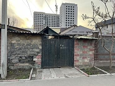 Продается дом, почти в центре города. Очень хороший район, рядом at lalafo.kg Продается дом, почти в центре города. Очень хороший район, рядом