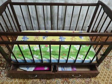 Детская кроватка из темного дерева с матрасом Б/У. Производство at lalafo.kg Детская кроватка из темного дерева с матрасом Б/У. Производство