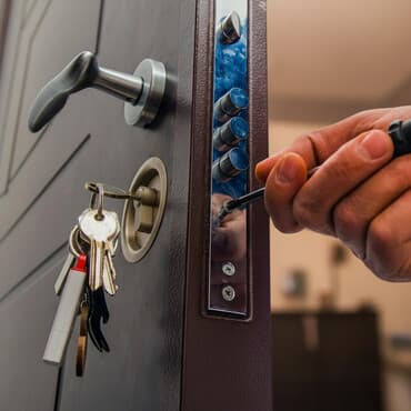 Профессиональные услуги по замкам и дверной фурнитуре - Вскрытие at lalafo.kg Профессиональные услуги по замкам и дверной фурнитуре - Вскрытие