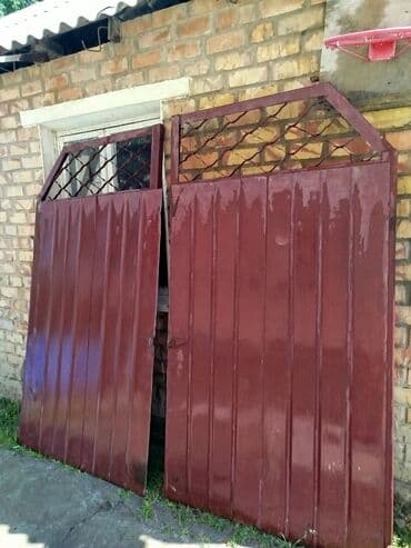 Пара металлических ворот коричневого цвета. Створки имеют рифленую at lalafo.kg Пара металлических ворот коричневого цвета. Створки имеют рифленую