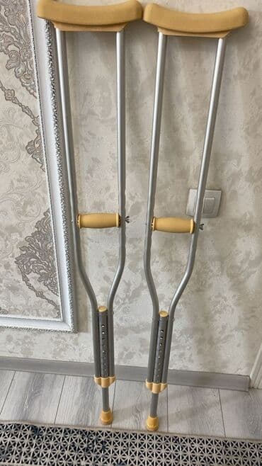 Подмышечные костыли алюминиевые, пара. - Материал: легкий at lalafo.kg Подмышечные костыли алюминиевые, пара. - Материал: легкий