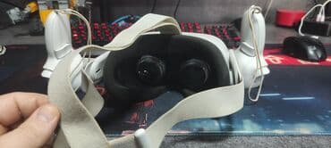 Очки виртуальной реальности Meta Quest 2 (Oculus Quest 2) с двумя at lalafo.kg Очки виртуальной реальности Meta Quest 2 (Oculus Quest 2) с двумя