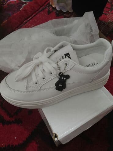 Белые повседневные кеды с утолщенной подошвой - Модель: низкие at lalafo.kg Белые повседневные кеды с утолщенной подошвой - Модель: низкие