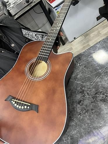 Акустическая гитара с вырезом (cutaway), форма корпуса — дредноут at lalafo.kg Акустическая гитара с вырезом (cutaway), форма корпуса — дредноут