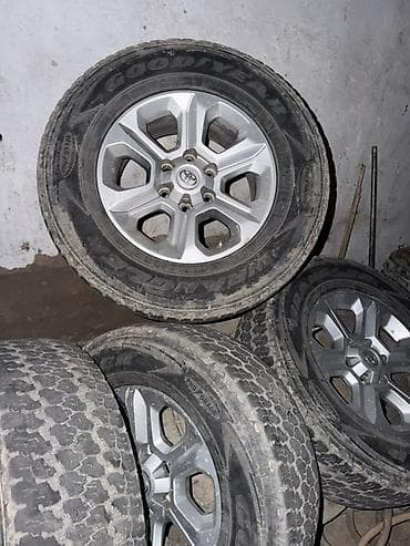 Комплект автомобильных колес с дисками на Toyota 4Runner - Литые at lalafo.kg Комплект автомобильных колес с дисками на Toyota 4Runner - Литые