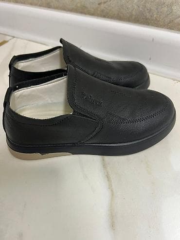 Детские черные лоферы (слипоны) Почти новые носили 2-3 часа на линейку at lalafo.kg Детские черные лоферы (слипоны) Почти новые носили 2-3 часа на линейку