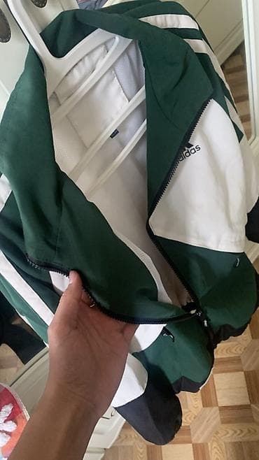 Ветровка adidas Originals - Модель: легкая спортивная куртка на at lalafo.kg Ветровка adidas Originals - Модель: легкая спортивная куртка на