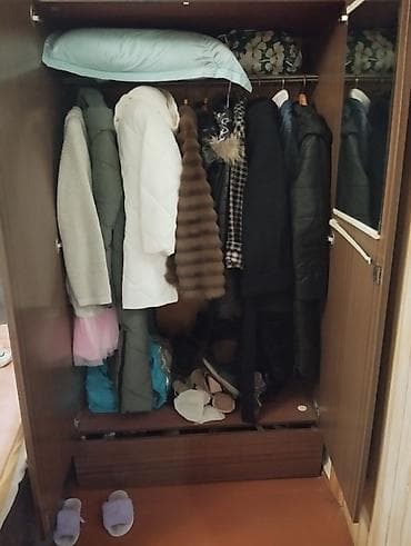 Шкаф и туалетный столик в одном стиле (винтаж). - Шкаф распашной at lalafo.kg Шкаф и туалетный столик в одном стиле (винтаж). - Шкаф распашной