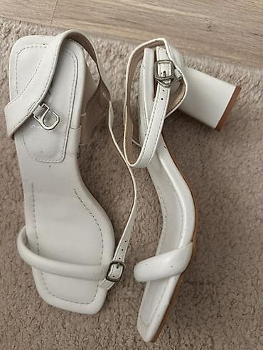 Белые женские босоножки на устойчивом каблуке. - Минималистичный at lalafo.kg Белые женские босоножки на устойчивом каблуке. - Минималистичный