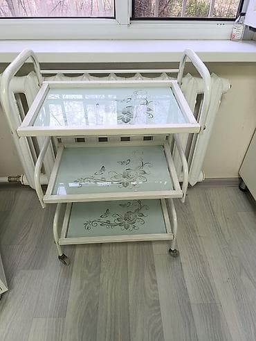 Стоматологическая тележка на колесиках с тремя стеклянными полками. - at lalafo.kg Стоматологическая тележка на колесиках с тремя стеклянными полками. -