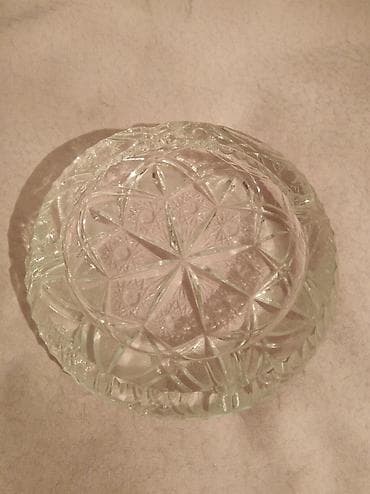 Стеклянная, круглой формы пепельница с 4 углублениями для сигарет, с lalafo.kg да Стеклянная, круглой формы пепельница с 4 углублениями для сигарет, с