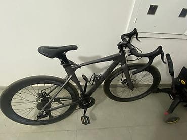 Элегантный шоссейный велосипед в матовом черном цвете. Модель оснащена at lalafo.kg Элегантный шоссейный велосипед в матовом черном цвете. Модель оснащена