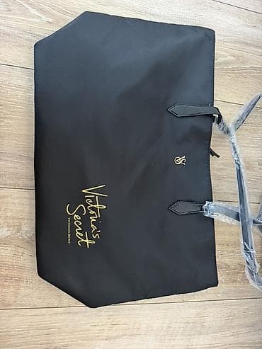 Сумка-тоут Victoria’s Secret - Цвет: черный с золотистым логотипом at lalafo.kg Сумка-тоут Victoria’s Secret - Цвет: черный с золотистым логотипом