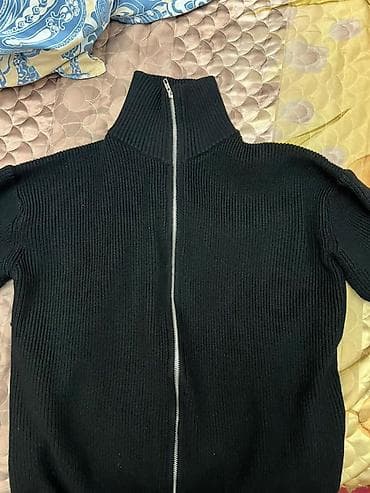 Черный вязаный свитер‑кардиган Maison Margiela с молнией спереди на at lalafo.kg Черный вязаный свитер‑кардиган Maison Margiela с молнией спереди на