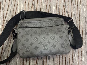 Классическая сумка, Louis Vuitton, Материал: Натуральная кожа, Регулируемый ремень, Мужские, Б/у at lalafo.kg Классическая сумка, Louis Vuitton, Материал: Натуральная кожа, Регулируемый ремень, Мужские, Б/у