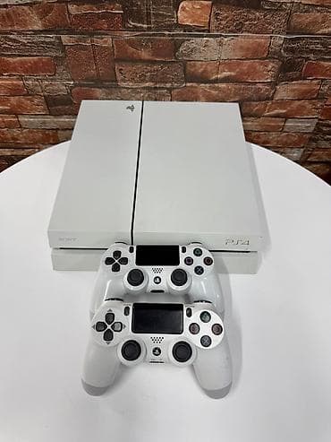Игровая консоль Sony PlayStation 4 (белая) с двумя беспроводными at lalafo.kg Игровая консоль Sony PlayStation 4 (белая) с двумя беспроводными