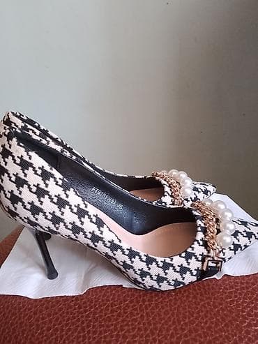 Набор стильных женских аксессуаров и одежды: 1) Туфли-лодочки на at lalafo.kg Набор стильных женских аксессуаров и одежды: 1) Туфли-лодочки на