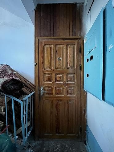 Двери для домов и квартир, Деревянная, Одностворчатая, Со стеклом, цвет - Коричневый at lalafo.kg Двери для домов и квартир, Деревянная, Одностворчатая, Со стеклом, цвет - Коричневый