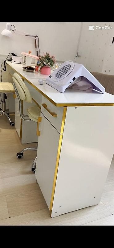 Стол для маникюра с декоративными золотыми кантами - Длинная рабочая at lalafo.kg Стол для маникюра с декоративными золотыми кантами - Длинная рабочая