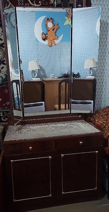Туалетный столик, Б/у, С зеркалом, цвет - Коричневый, Дерево at lalafo.kg Туалетный столик, Б/у, С зеркалом, цвет - Коричневый, Дерево