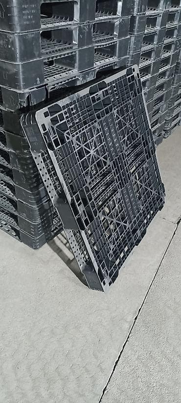 Пластиковые паллеты (европоддоны) черного цвета. Размер 110/110 см at lalafo.kg Пластиковые паллеты (европоддоны) черного цвета. Размер 110/110 см