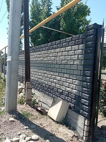 Декоративный забор из бетонных панелей «под кирпич» - Материал lalafo.kg да Декоративный забор из бетонных панелей «под кирпич» - Материал