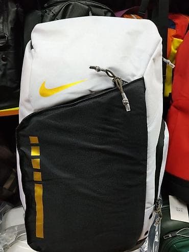 Рюкзак Nike (двухцветный: белый/черный) с золотистыми акцентами. - at lalafo.kg Рюкзак Nike (двухцветный: белый/черный) с золотистыми акцентами. -