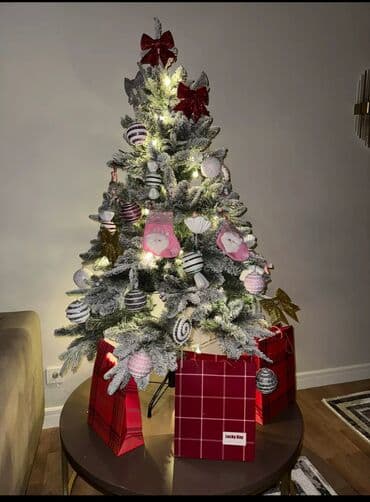 Ёлка новая! С игрушками, литая! очень красивая и естественная! С at lalafo.kg Ёлка новая! С игрушками, литая! очень красивая и естественная! С