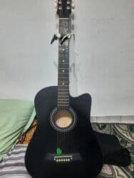 Акустическая гитара 6струн
гриф немножко изогнут на звук не влияет at lalafo.kg Акустическая гитара 6струн
гриф немножко изогнут на звук не влияет