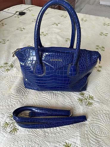 Классическая сумка, Givenchy, Китай, Материал: Экокожа, Водонепроницаемость, Застежка на молнии, Множество карманов, Женские, Б/у at lalafo.kg Классическая сумка, Givenchy, Китай, Материал: Экокожа, Водонепроницаемость, Застежка на молнии, Множество карманов, Женские, Б/у