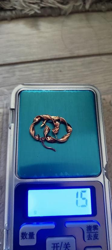 Продаётся золото 585° пробы. Серьги красивые и аккуратные. Можно также at lalafo.kg — 2 Продаётся золото 585° пробы. Серьги красивые и аккуратные. Можно также — 2