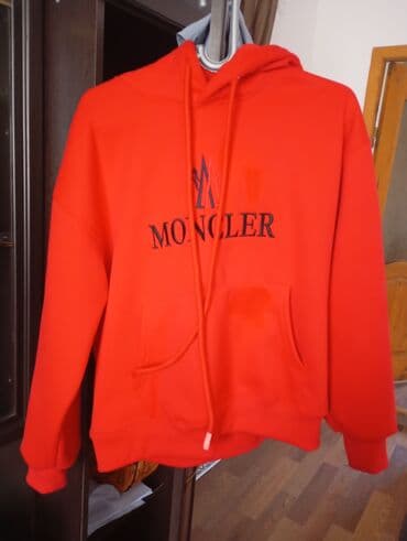 Толстовка-худи Moncler - Цвет: ярко-красный - Классический крой с at lalafo.kg Толстовка-худи Moncler - Цвет: ярко-красный - Классический крой с