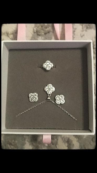 Набор украшений с кристаллами в форме цветков Состав: - Кольцо с at lalafo.kg Набор украшений с кристаллами в форме цветков Состав: - Кольцо с