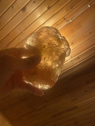 Крупный прозрачный кусок янтарного цвета - Материал: полупрозрачный at lalafo.kg Крупный прозрачный кусок янтарного цвета - Материал: полупрозрачный