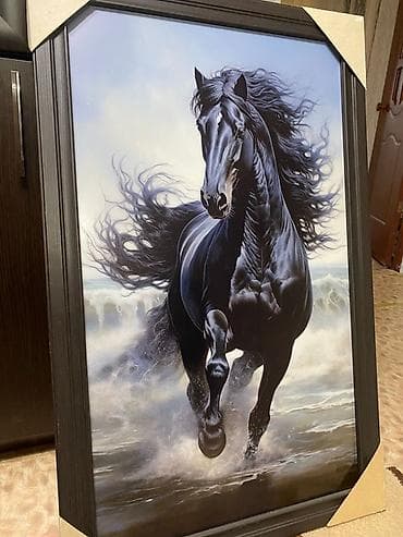 Картина «Чёрный конь у моря» в раме. - Сюжет: мощный чёрный конь at lalafo.kg Картина «Чёрный конь у моря» в раме. - Сюжет: мощный чёрный конь