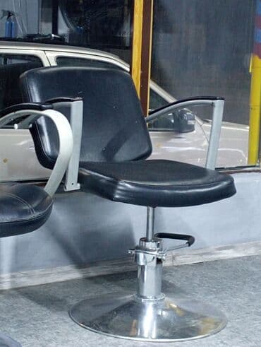 Парикмахерское кресло на гидроподъемнике - Материал обивки: черный at lalafo.kg Парикмахерское кресло на гидроподъемнике - Материал обивки: черный