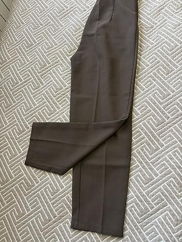 Классические брюки прямого кроя - Два цвета: тёмно‑бежевый/тауп и at lalafo.kg Классические брюки прямого кроя - Два цвета: тёмно‑бежевый/тауп и