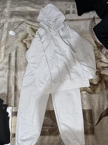 Свободный однотонный спортивный костюм из мягкого трикотажа at lalafo.kg Свободный однотонный спортивный костюм из мягкого трикотажа