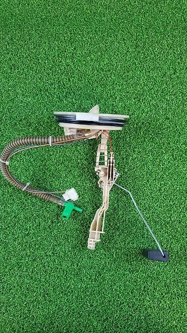 Крышка и датчик топливного насоса Bmw 5 Series E39 Топливный насос at lalafo.kg Крышка и датчик топливного насоса Bmw 5 Series E39 Топливный насос