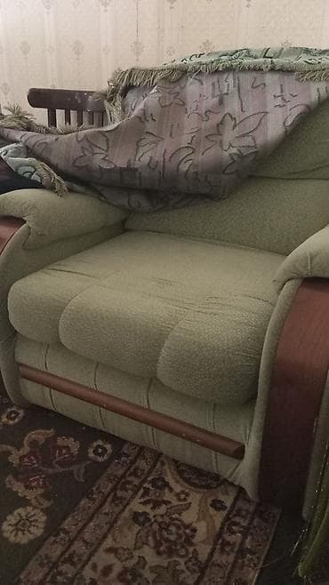 Кресло мягкое, широкое, с высокой спинкой и объемными подушками at lalafo.kg Кресло мягкое, широкое, с высокой спинкой и объемными подушками