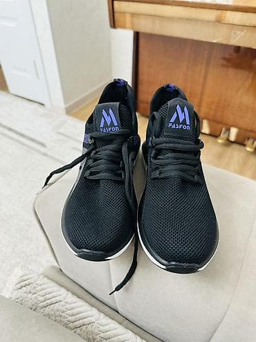 Кроссовки повседневные/спортивные - Цвет: черный с фиолетовыми at lalafo.kg Кроссовки повседневные/спортивные - Цвет: черный с фиолетовыми