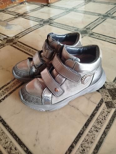 Детские кроссовки/полуботинки серебристого цвета. Натуральная кожа at lalafo.kg Детские кроссовки/полуботинки серебристого цвета. Натуральная кожа