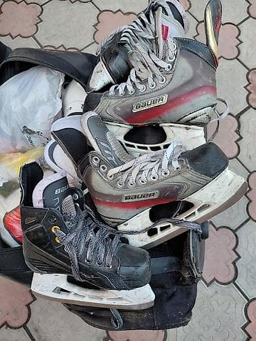 Хоккейный комплект в сумке Содержимое: - Коньки Bauer (несколько пар at lalafo.kg Хоккейный комплект в сумке Содержимое: - Коньки Bauer (несколько пар
