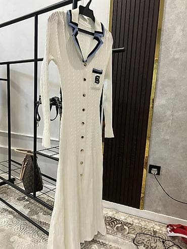 Длинное трикотажное платье- кардиган в молочном цвете. - Силуэт at lalafo.kg Длинное трикотажное платье- кардиган в молочном цвете. - Силуэт