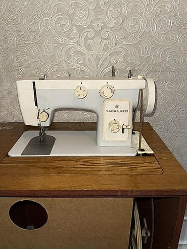 Швейная машина «Чайка-142М» в комплекте со встроенной тумбой at lalafo.kg Швейная машина «Чайка-142М» в комплекте со встроенной тумбой